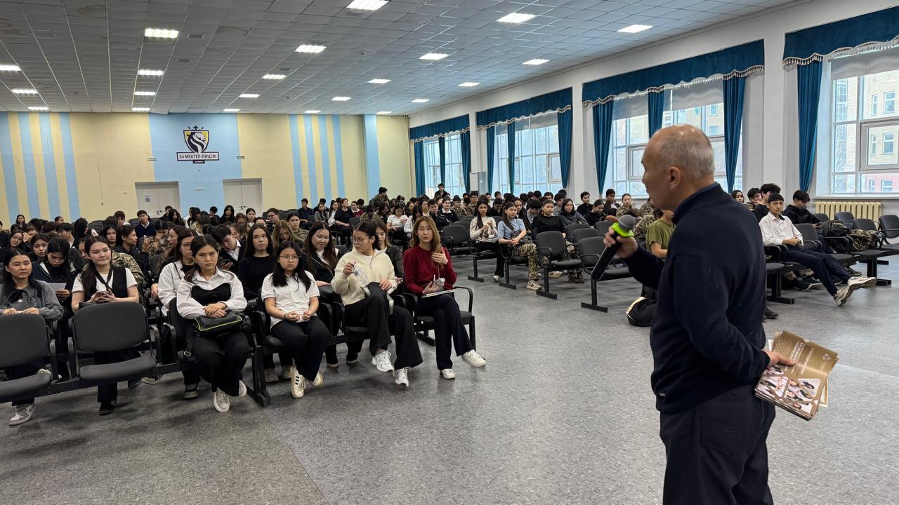 Отбасылық медицина №2 кафедрасының қызметкерлері Астана қаласының мектеп оқушыларымен кәсіби бағдар беру кездесулерін өткізді