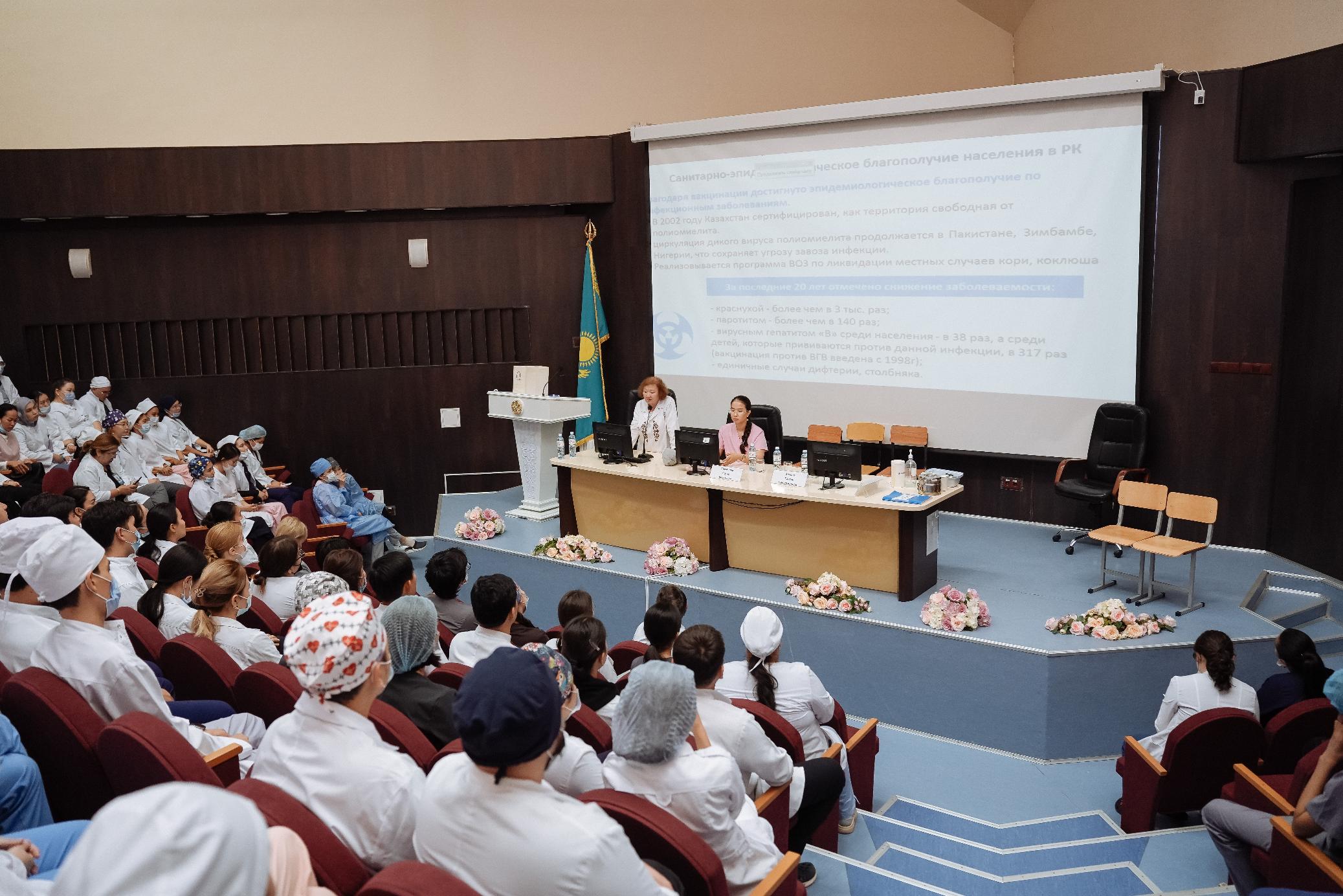 АстМУ-да болашақ дәрігерлерге вакцинация туралы ақпарат беруді үйрету мәселелері талқыланды