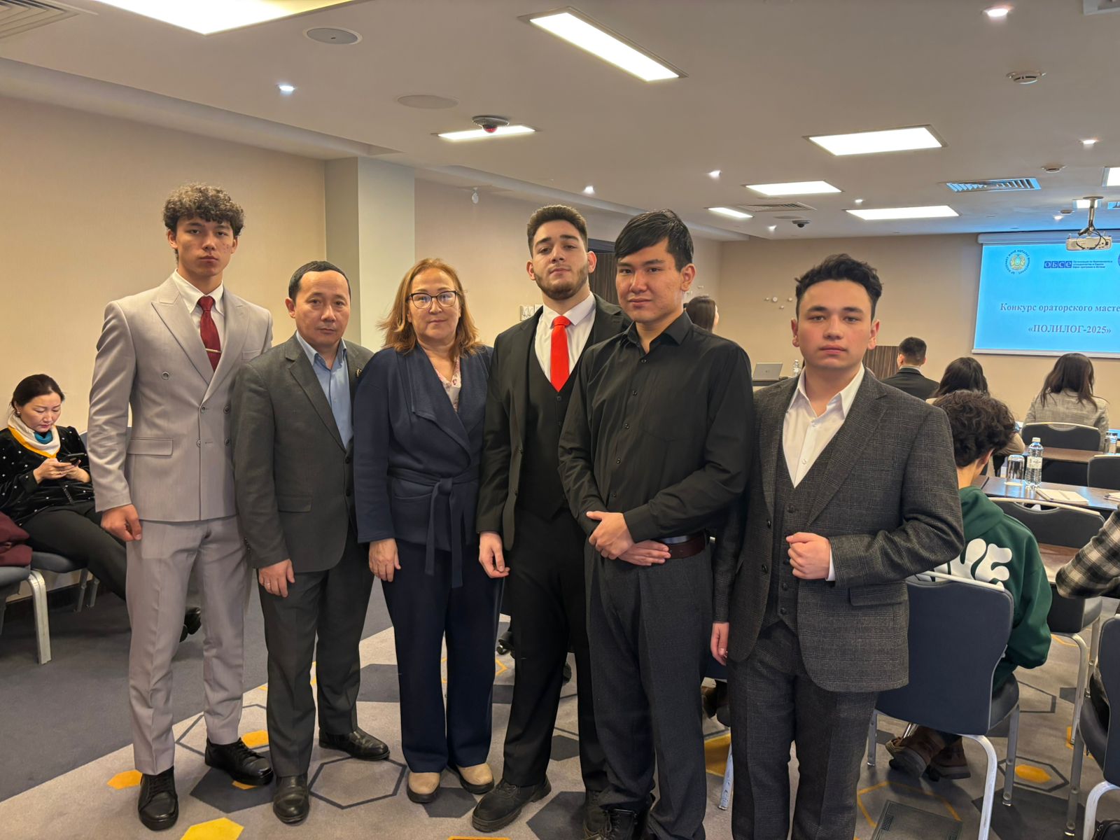 ір микрофон-жүз дәлел: АстМУ студенттері "ПОЛИЛОГ-2025" қалалық байқауында сөз сөйледі