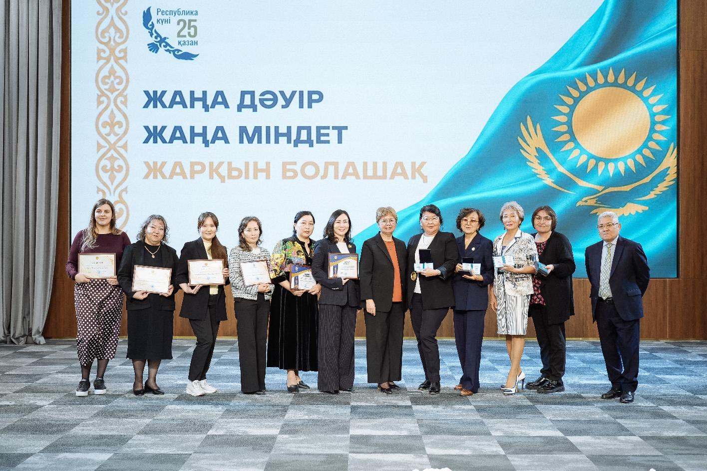 Университетте Республика күні аталып өтіп, қызметкерлер марапатталды