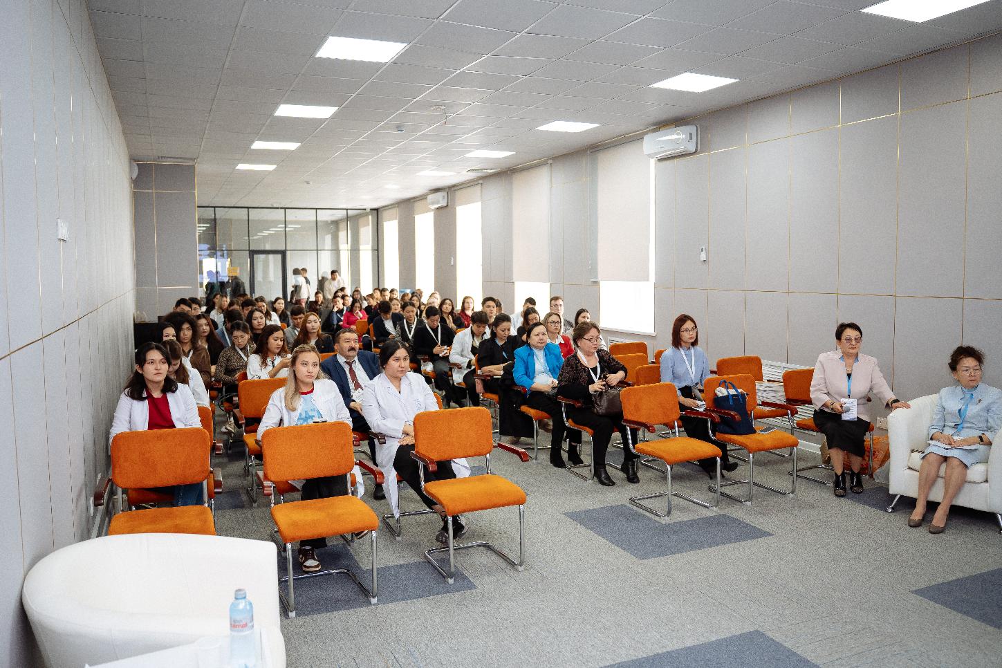 Астана медицина университетінде «Аутоиммундық ауруларды диагностикалау мен емдеудегі пәнаралық тәсіл» тақырыбында халықаралық қатысуымен ғылыми-практикалық конференция өтті.