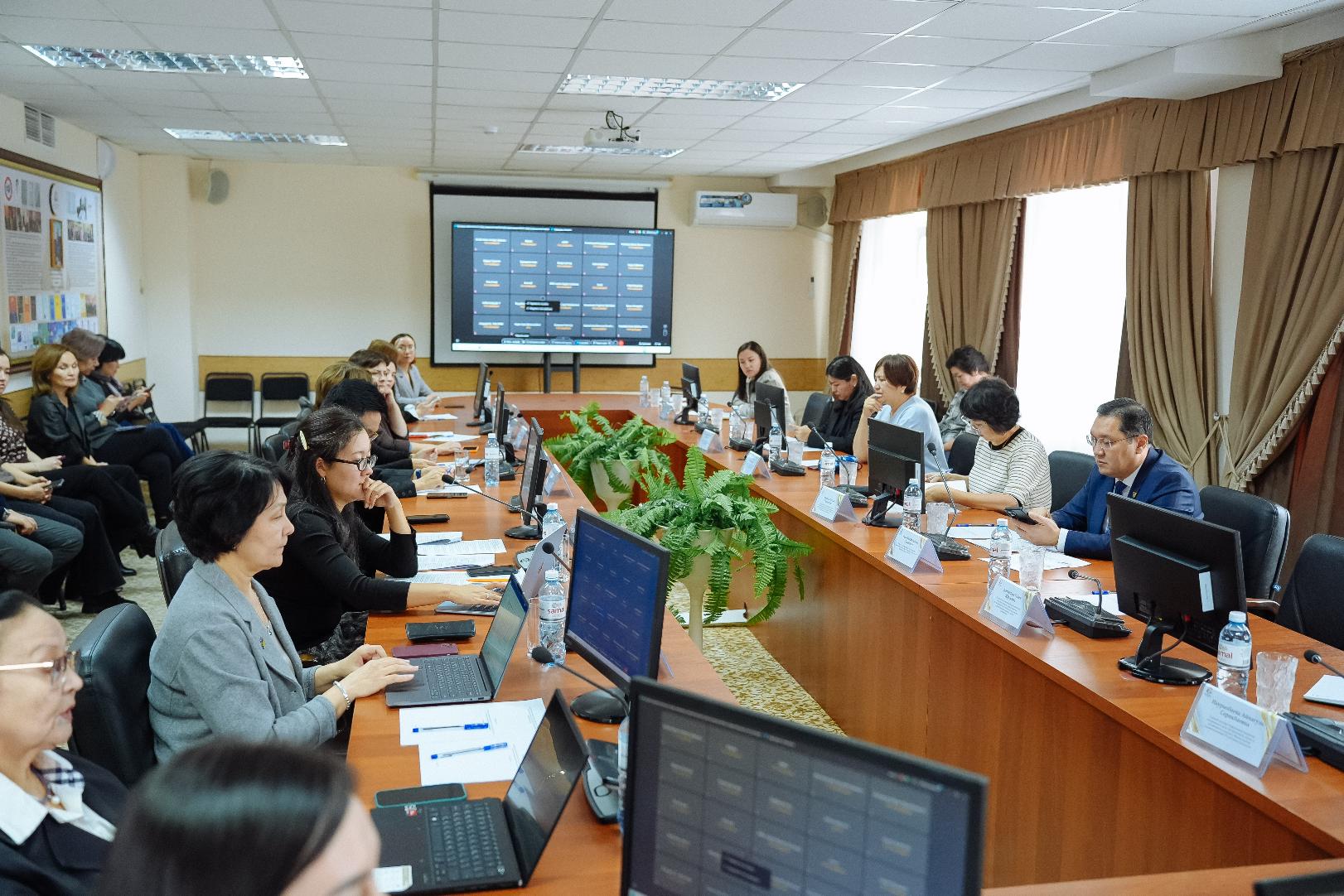 Еңбек жағдайынан кәсіби дербестікке дейін: университетте мейіргер ісі мамандарының мәртебесі талқыланды